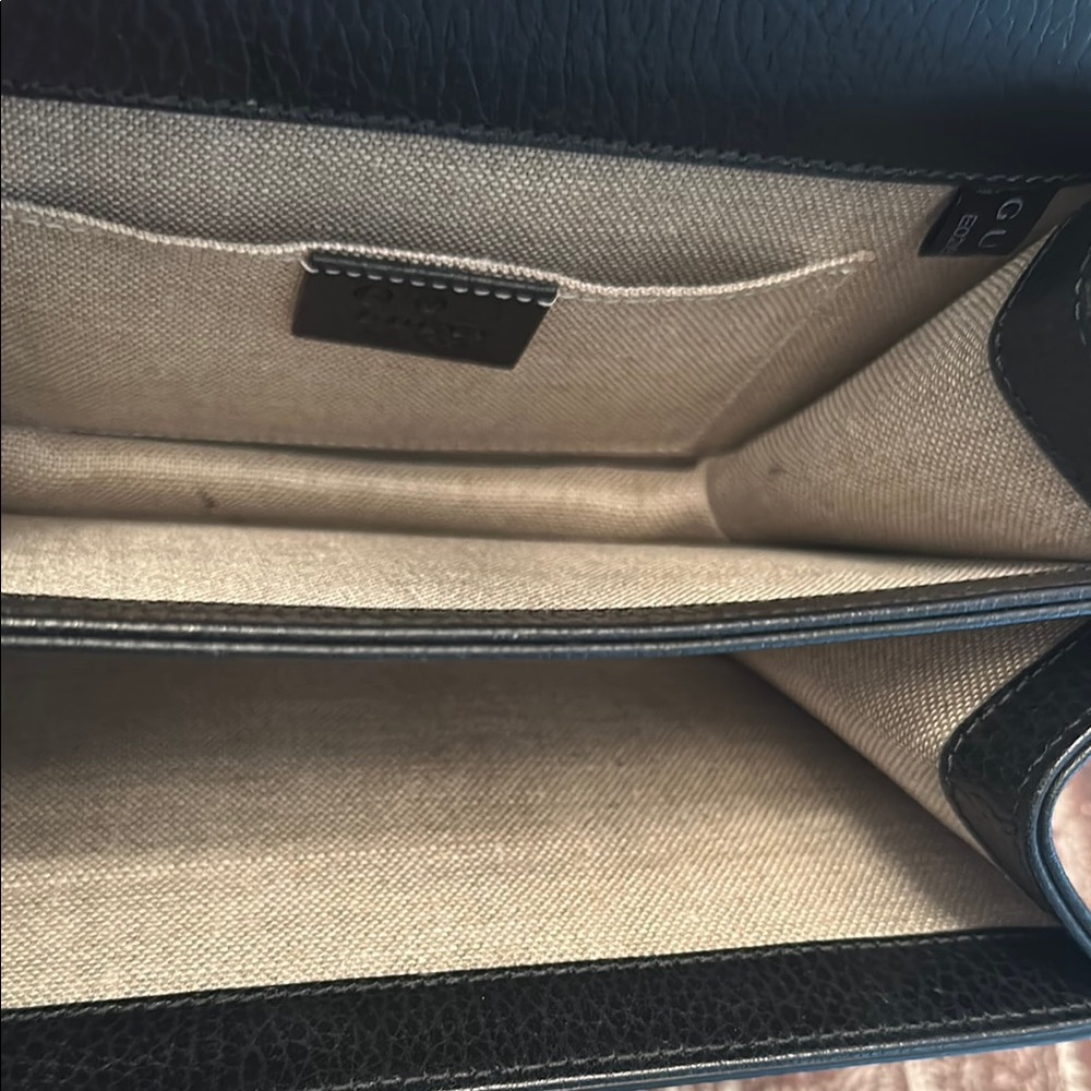 Gucci Black Crossbody Bag with Chain Strap and Iconic Logo - Picture 6 of 12